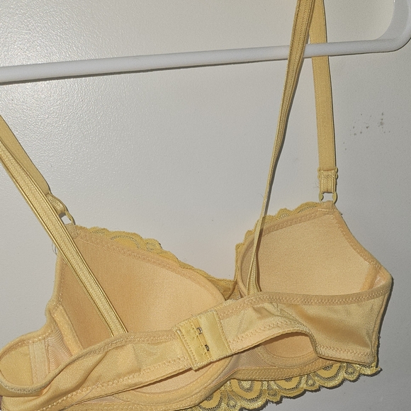 Lace Yellow Bralette with Adjustable Straps - Picture 2 of 3